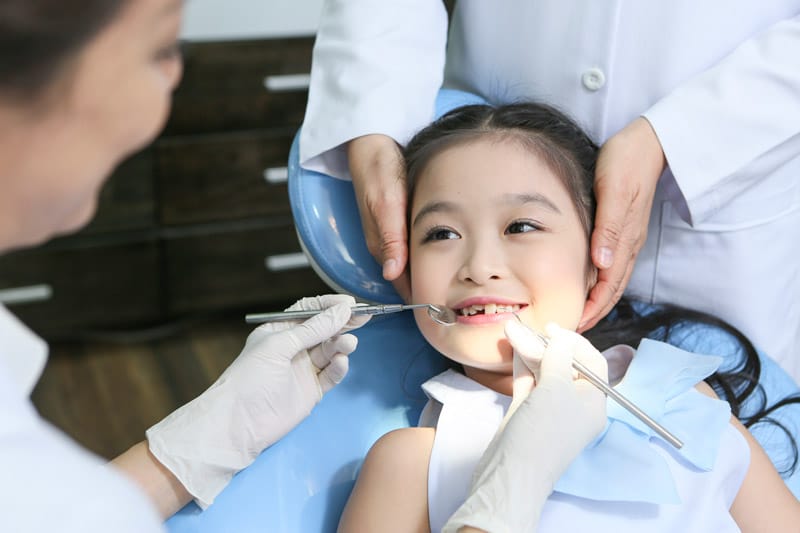 Nên đưa trẻ đi khám răng định kỳ mỗi 6 tháng một lần để kịp thời phát hiện những dấu hiệu bất thường. Ảnh minh họa