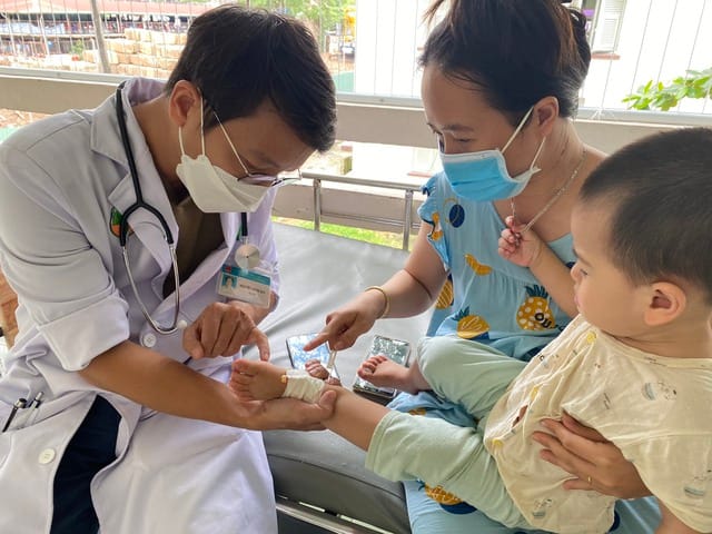 Bệnh nhi bị sởi điều trị tại Bệnh viện Nhi đồng 2. Ảnh: P.T.