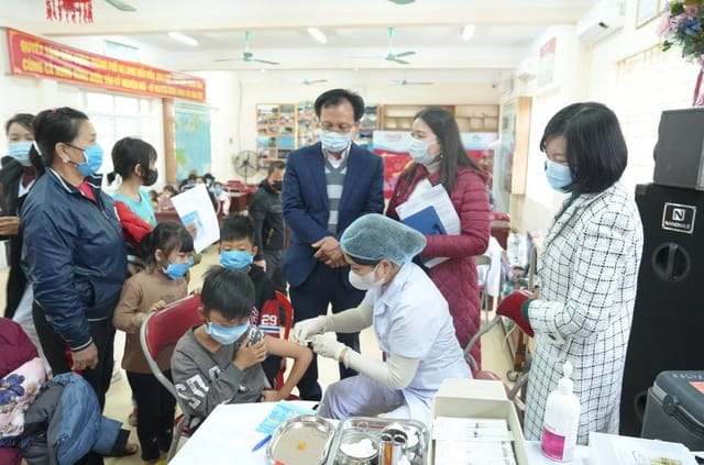 CDC Quảng Ninh kiểm tra, giám sát hoạt động tiêm chủng vaccine phòng sởi cho các trường hợp đủ điều kiện tiêm chủng.