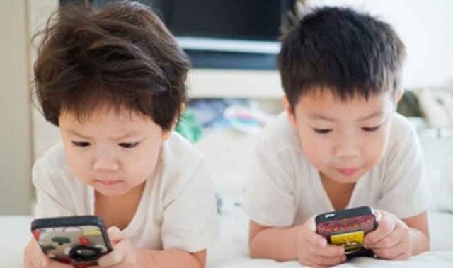 Trẻ em dành hàng giờ mỗi ngày trước màn hình điện thoại, bỏ bê học hành và các hoạt động ngoài trời. Ảnh minh họa