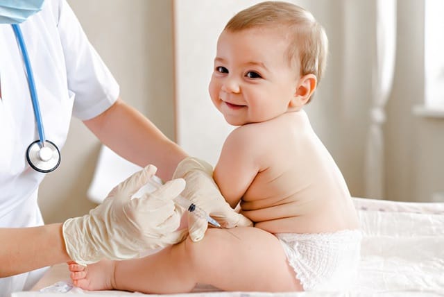 Trẻ em được tiêm vaccine tại cơ sở y tế, biện pháp phòng bệnh hiệu quả nhất - Hình minh họa
