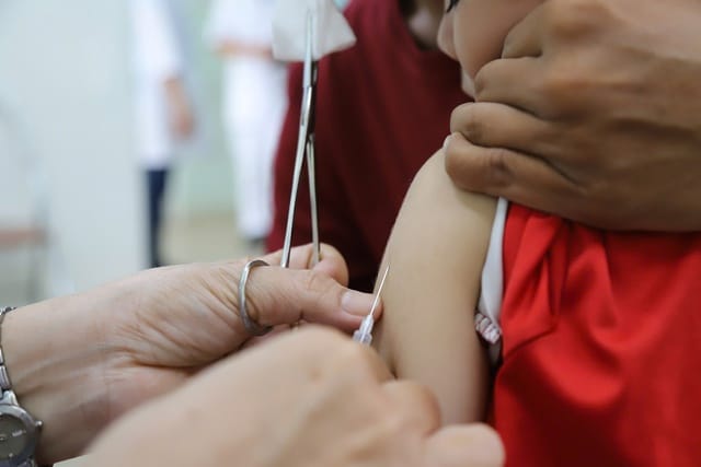 Trẻ tiêm vaccine sởi trong chiến dịch tiêm vaccine sởi tại TPHCM. Ảnh: P.T.
