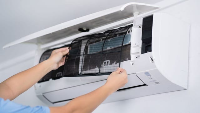 Vệ sinh điều hòa định kỳ giúp giảm nguy cơ vi khuẩn gây bệnh - Hình minh họa
