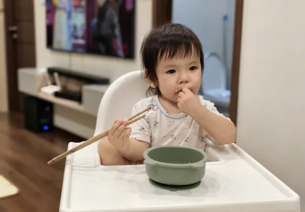 Trẻ biếng ăn, có nên cho uống sữa thay cơm không?