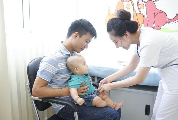 Trẻ sốt sau tiêm vaccine, cha mẹ cần lưu ý gì?