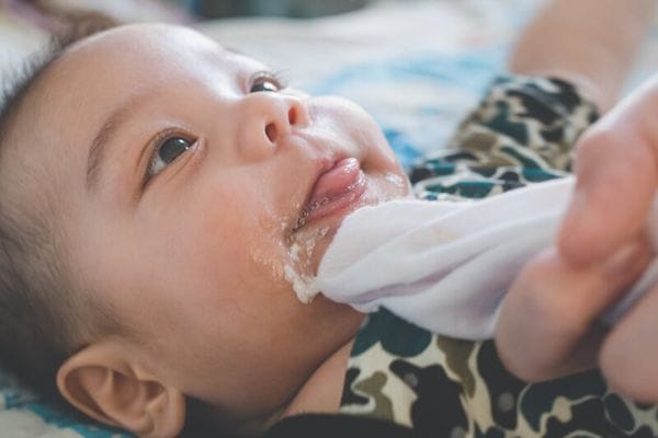 Nôn trớ ở trẻ sơ sinh cần xử trí thế nào?
