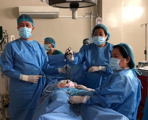 Hy hữu: Bé gái 10 tuổi phát hiện nang nước lớn ở cạnh 2 ống dẫn trứng