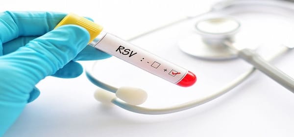 Viêm đường hô hấp trên ở trẻ sơ sinh: Nguyên nhân, dấu hiệu nhận biết và cách điều trị