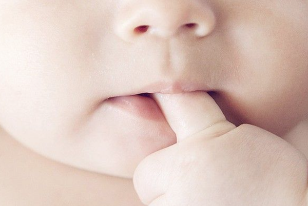 Bé hay mút tay, cha mẹ nên làm gì?