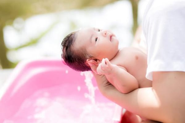 3 bước để tắm cho trẻ sơ sinh đúng cách