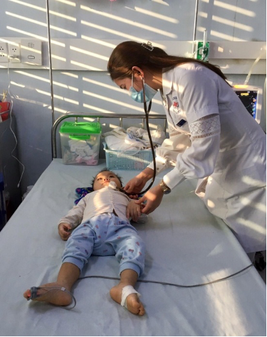 Bé gái bị di chứng nặng nề sau mắc tay chân miệng, bác sĩ chỉ ra lưu ý cần biết