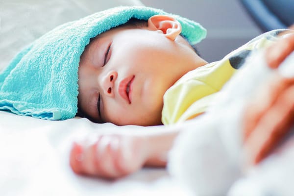 Trẻ sốt cao co giật, cha mẹ nên và không nên làm gì?