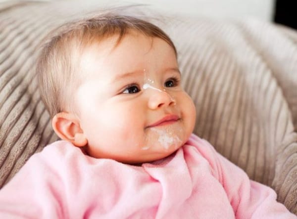 Cần làm gì khi trẻ bị trào ngược dạ dày?