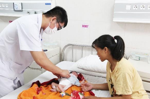 Nôn liên tục sau sinh, trẻ dễ mắc bệnh hiếm gặp