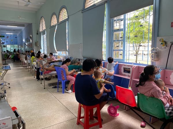 TP.HCM: Bệnh hô hấp tăng, trẻ ồ ạt nhập viện