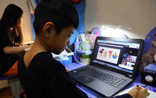 Màn hình máy tính khiến thị lực trẻ suy giảm nhanh ra sao?