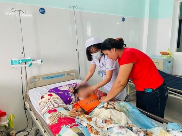 Trẻ bị sốt xuất huyết khi nào cần đưa đến viện? Cách chăm sóc trẻ sốt xuất huyết tại nhà