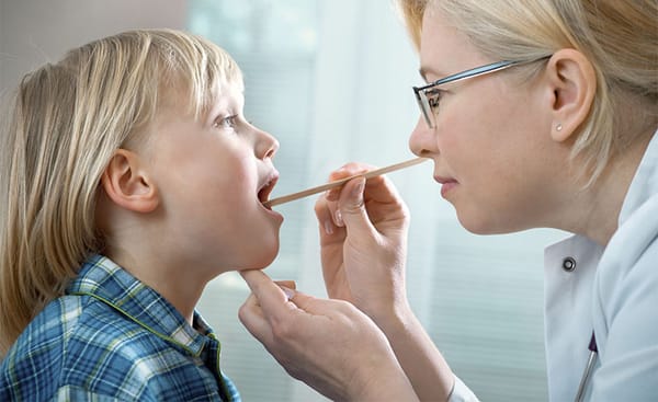 Viêm amidan quá phát ở trẻ và những biến chứng nguy hiểm