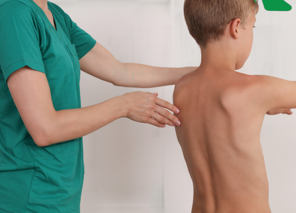 Nhận biết triệu chứng cong vẹo cột sống