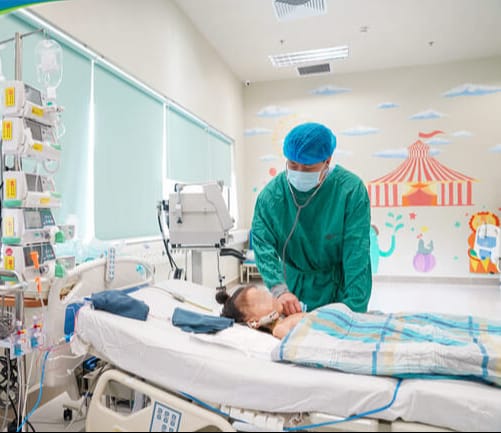 Bé gái 7 tuổi vượt qua suy thận mạn giai đoạn cuối nhờ quả thận bà nội hiến tặng