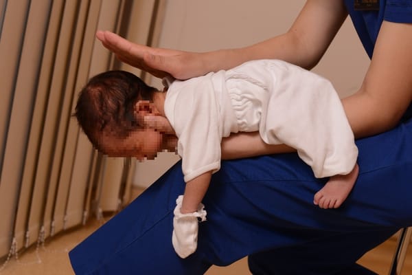 Những bước quan trọng cứu trẻ bị sặc sữa cha mẹ cần biết