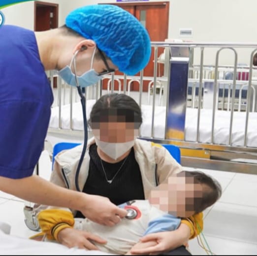 Bé trai mất nước nặng, rối loạn ý thức vì uống oresol đậm đặc khi bị tiêu chảy