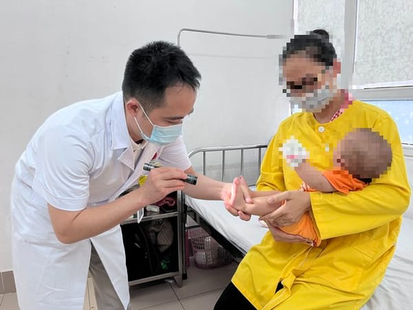 Trẻ mắc tay chân miệng có những biểu hiệu này, cha mẹ cần đưa ngay đến bệnh viện