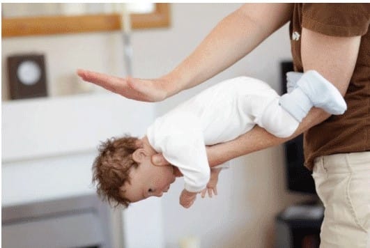 Lưu ý cần nhớ khi sơ cứu trẻ hóc dị vật