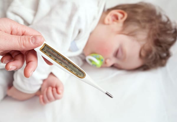 Mùa hè cảnh giác với sốt virus ở trẻ em