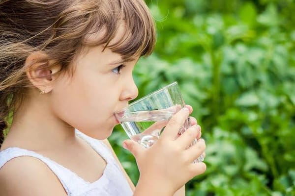 Cách tính lượng nước cần uống trong ngày cho trẻ em cực kỳ dễ nhớ