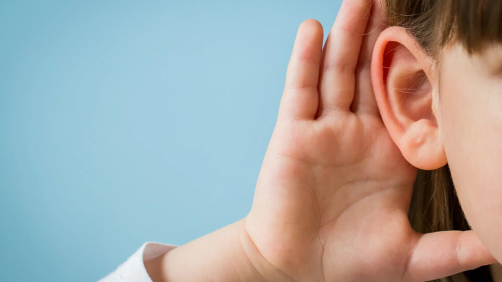 Cần làm gì khi nghi ngờ trẻ bị viêm tai giữa, cách nhận biết?